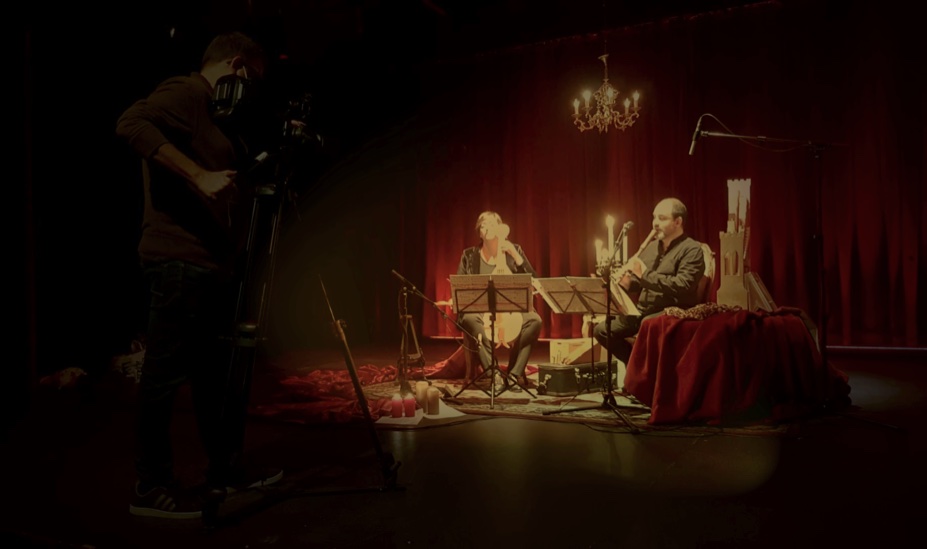 Riches d’Amour interpreta música en una escena iluminada de rojo